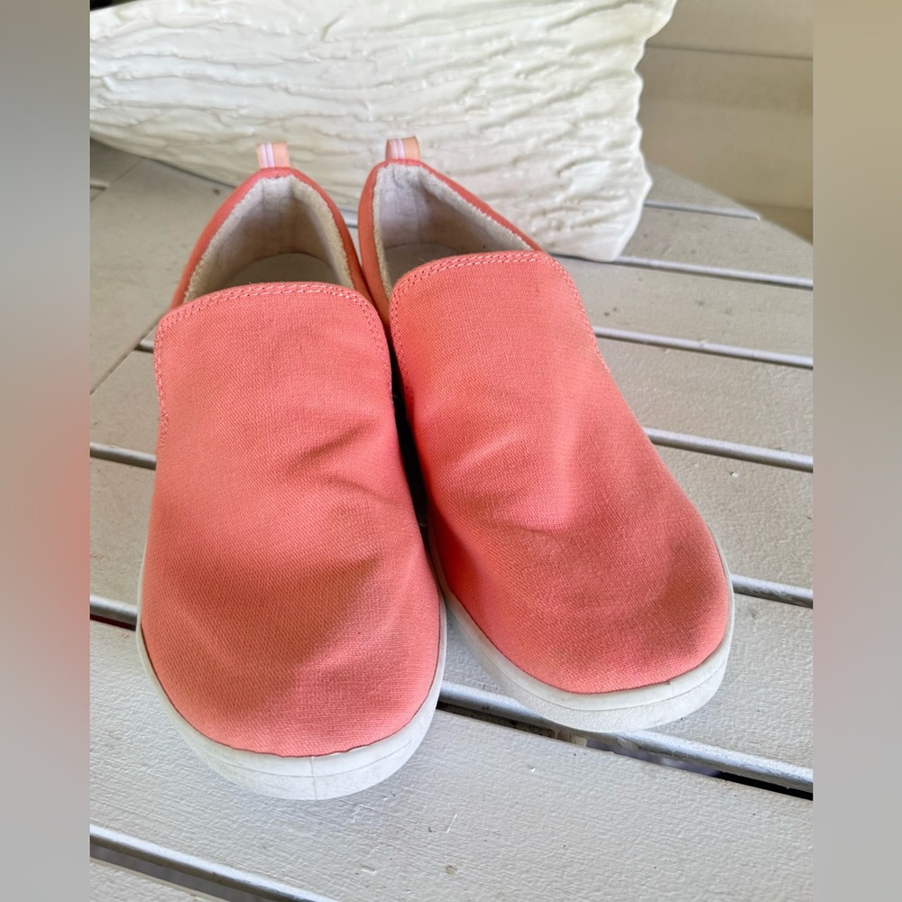 Vionic women’s Shoes in Coral and White. Size 7